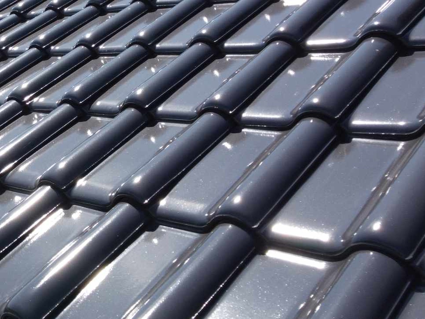 Dach kryty ceramiczną dachówką